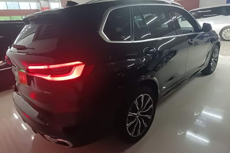 Used BMW X5 2022 Restyled xDrive 30Li Luxury Version M Sport Package Rear Right 45 Deg