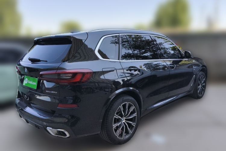 Used BMW X5 2022 xDrive 30Li Luxury M Sport Package Rear Right 45 Deg
