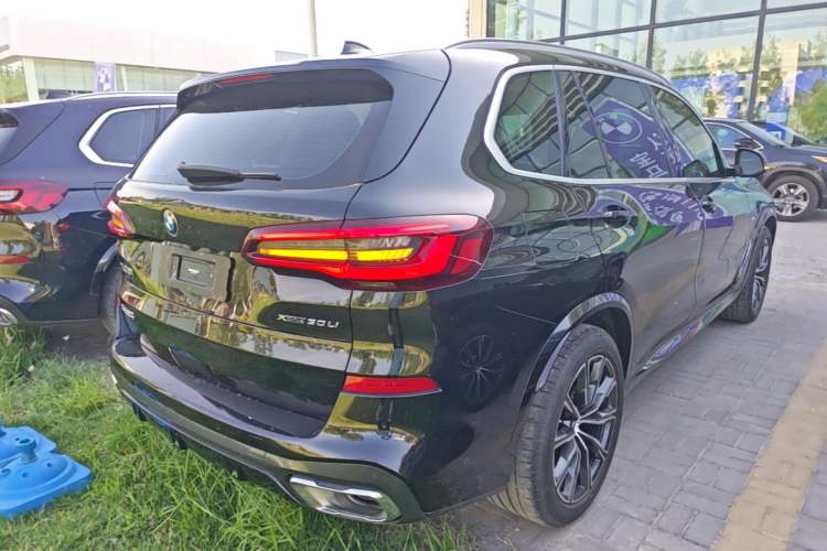 Used BMW X5 2022 xDrive 30Li M Sport Package Rear Right 45 Deg