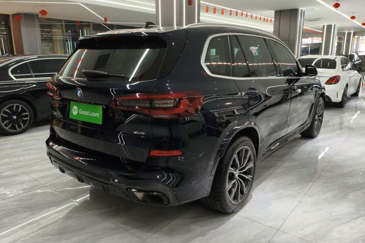 Used BMW X5 2022 xDrive 30Li Luxury M Sport Package Rear Right 45 Deg