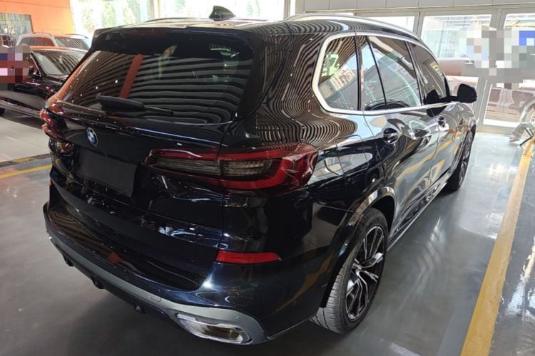 Used BMW X5 2022 xDrive 30Li Luxury M Sport Package Rear Right 45 Deg
