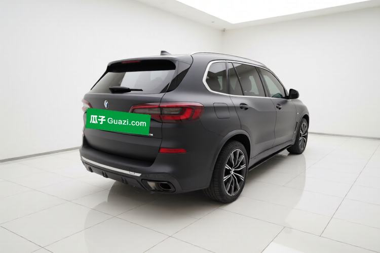 Used BMW X5 2022 xDrive 30Li Luxury M Sport Package Rear Right 45 Deg