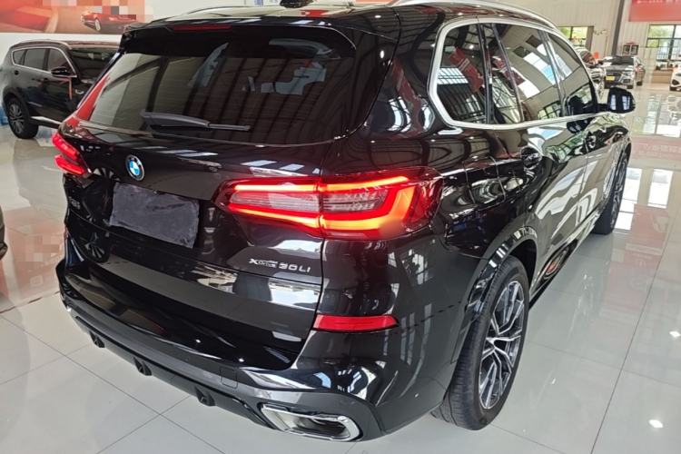 Used BMW X5 2022 xDrive 30Li Luxury M Sport Package Rear Right 45 Deg