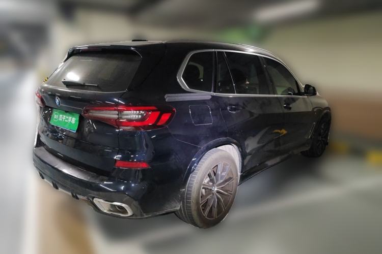 Used BMW X5 2022 xDrive 30Li Luxury M Sport Package Rear Right 45 Deg