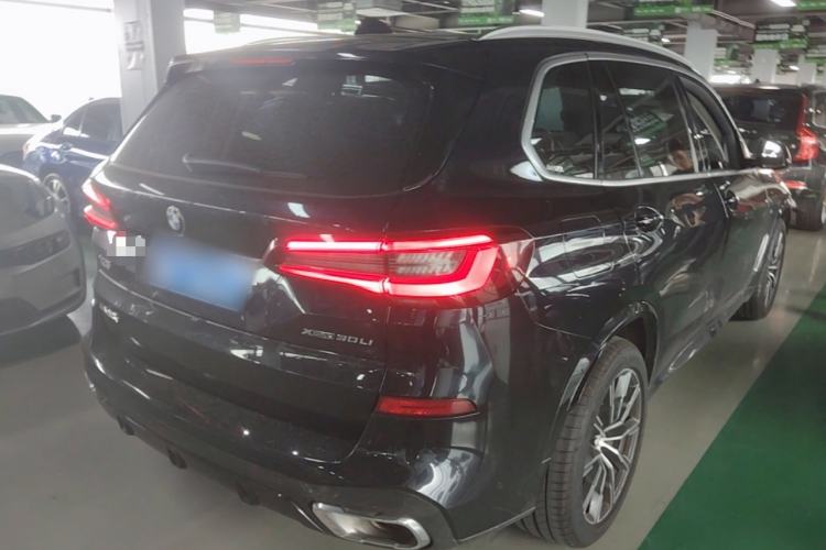 Used BMW X5 2022 xDrive 30Li Luxury M Sport Package Rear Right 45 Deg