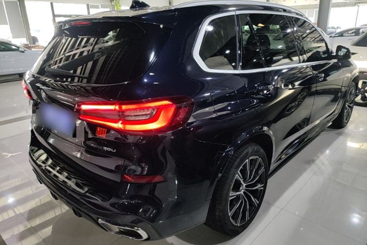 Used BMW X5 2022 xDrive 30Li Luxury M Sport Package Rear Right 45 Deg