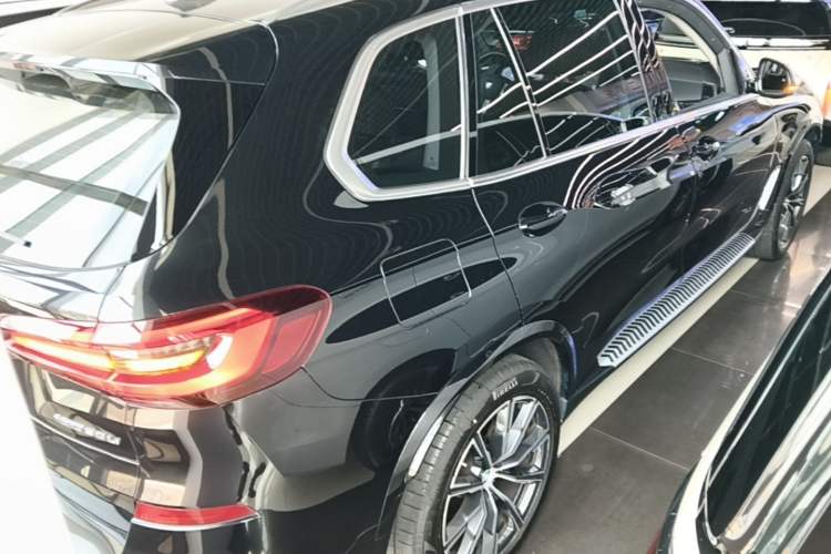 Used BMW X5 2022 xDrive 30Li M Sport Package Rear Right 45 Deg
