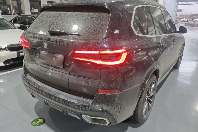 Used BMW X5 2022 xDrive 30Li Luxury M Sport Package Rear Right 45 Deg