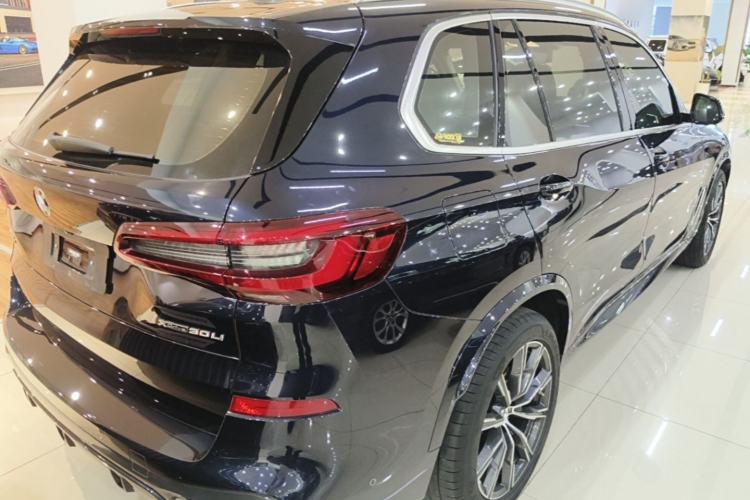 Used BMW X5 2022 xDrive 30Li Luxury M Sport Package Rear Right 45 Deg