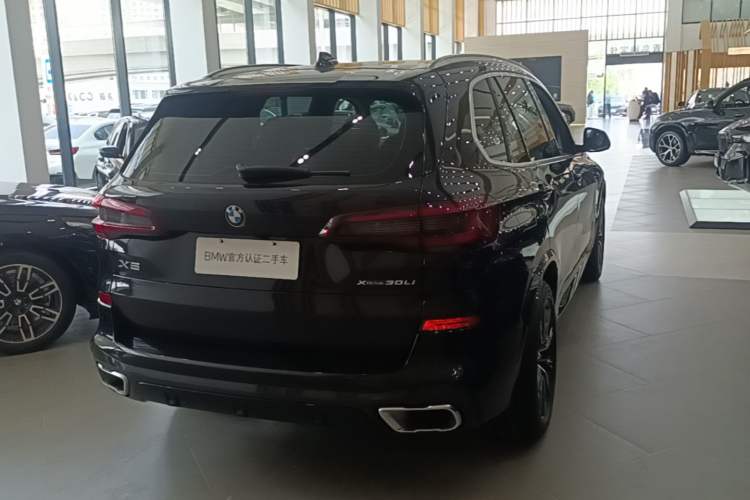 Used BMW X5 2022 xDrive 30Li Luxury M Sport Package Rear Right 45 Deg