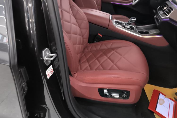 Used BMW X5 2022 Restyled xDrive 40Li Luxury Edition M Sport Package Right Front Seat
