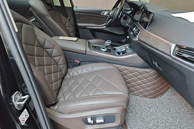 Used BMW X5 2022 xDrive 30Li Luxury M Sport Package Right Front Seat