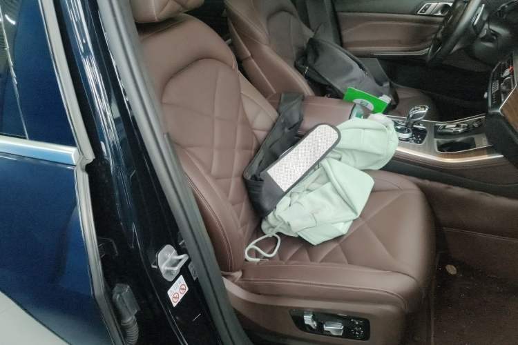Used BMW X5 2022 Restyled xDrive 40Li Luxury Edition M Sport Package Right Front Seat