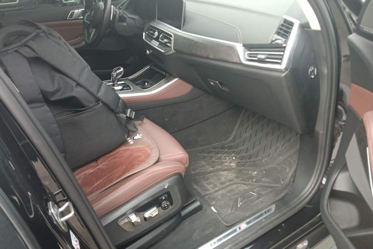 Used BMW X5 2022 xDrive40i Luxury Edition M Sport Package Right Front Seat