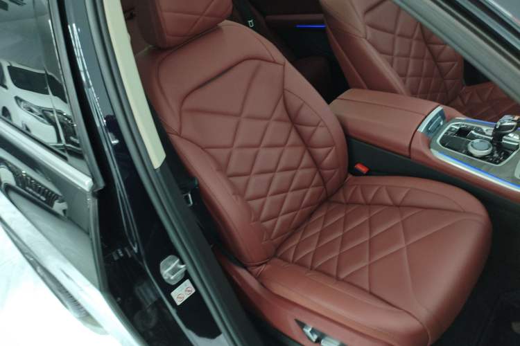 Used BMW X5 2022 xDrive 30Li Luxury M Sport Package Right Front Seat