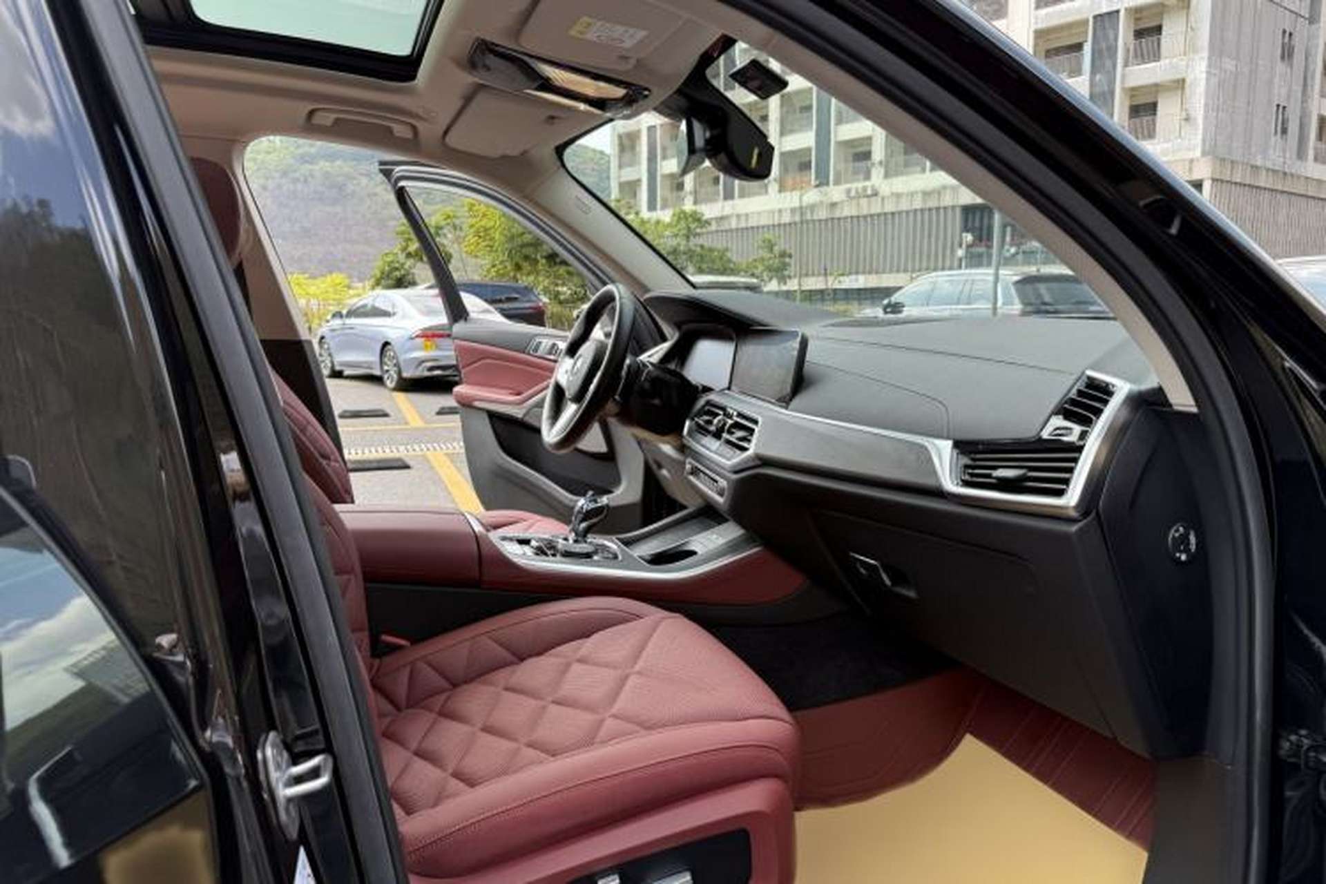 Used BMW X5 2022 Restyled xDrive 30Li Luxury Version M Sport Package Right Front Seat