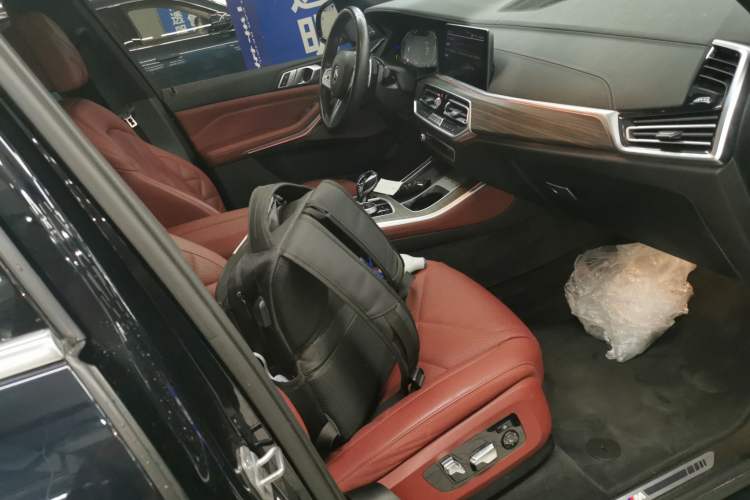 Used BMW X5 2022 Restyled xDrive 40Li Luxury Edition M Sport Package Right Front Seat