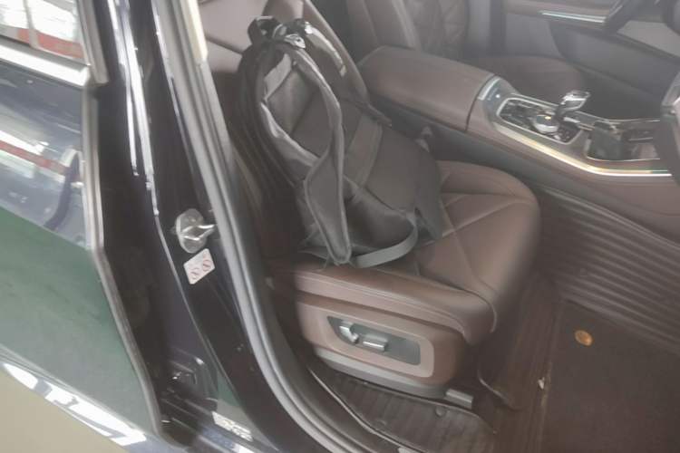 Used BMW X5 2022 xDrive 30Li Luxury M Sport Package Right Front Seat