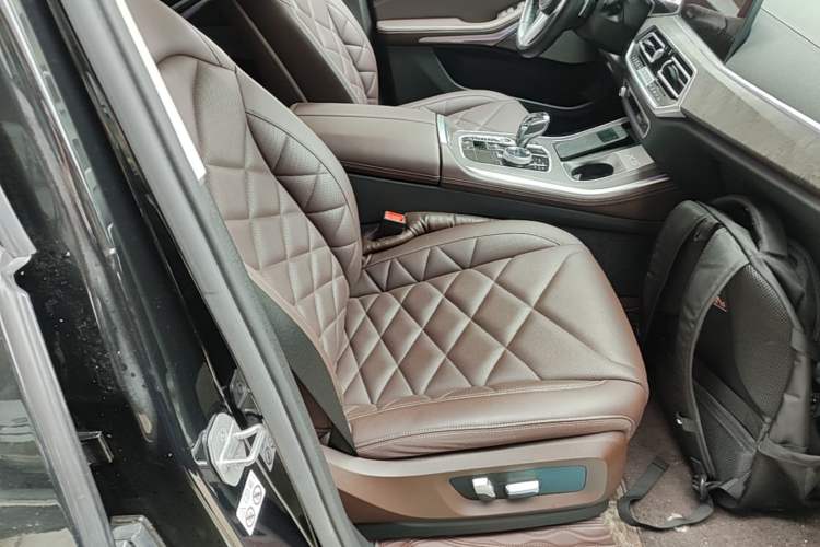 Used BMW X5 2022 Restyled xDrive 30Li Luxury Version M Sport Package Right Front Seat