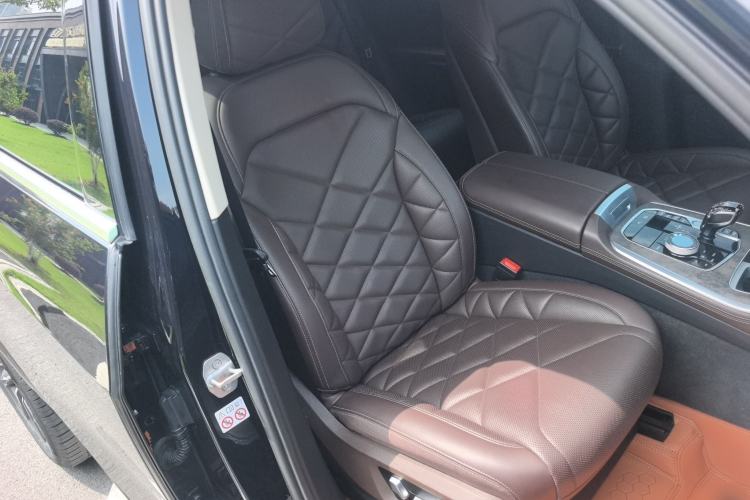 Used BMW X5 2022 xDrive 30Li Luxury M Sport Package Right Front Seat