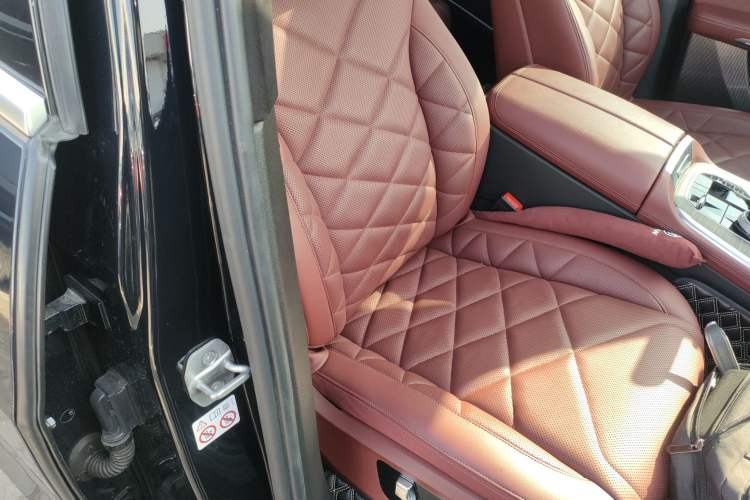 Used BMW X5 2022 xDrive 40Li Luxury Edition M Sport Package Right Front Seat