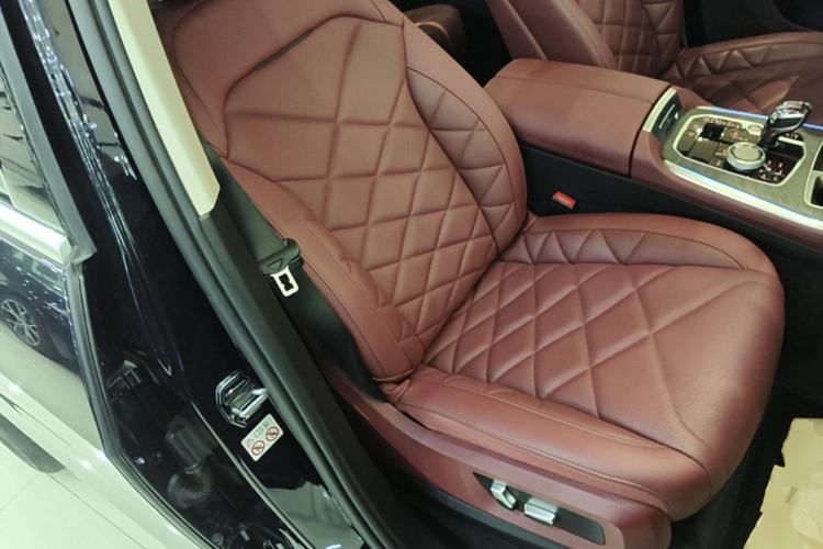 Used BMW X5 2022 xDrive 30Li Luxury M Sport Package Right Front Seat