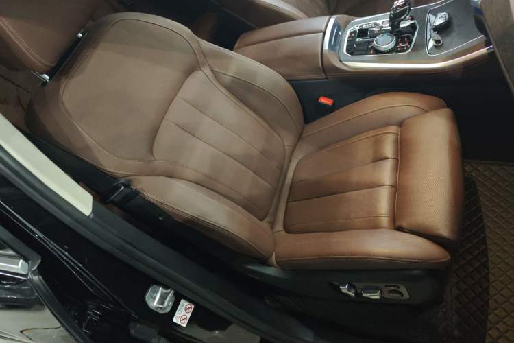 Used BMW X5 2022 xDrive40i Luxury Edition M Sport Package Right Front Seat