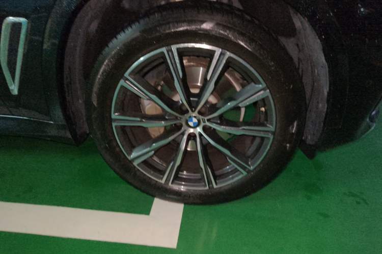 Used BMW X5 2022 Restyled xDrive 30Li Luxury Version M Sport Package Right Front Wheel Hub