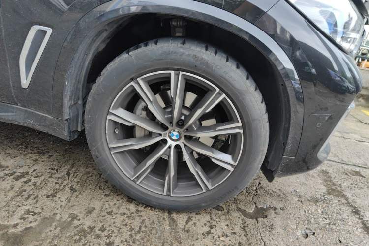 Used BMW X5 2022 Restyled xDrive 30Li Luxury Version M Sport Package Right Front Wheel Hub