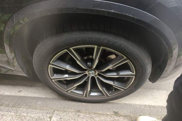 Used BMW X5 2022 Restyled xDrive 30Li Luxury Version M Sport Package Right Front Wheel Hub