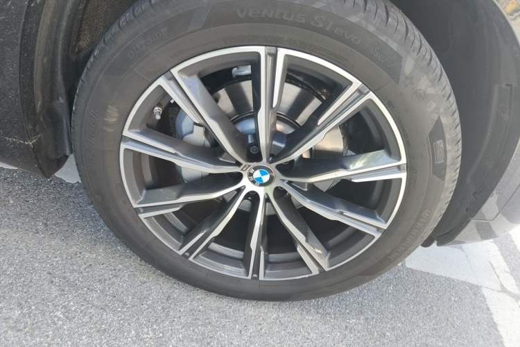 Used BMW X5 2022 Restyled xDrive 30Li Luxury Version M Sport Package Right Front Wheel Hub