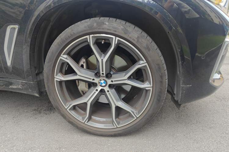 Used BMW X5 2022 xDrive 40Li M Sport Package Right Front Wheel Hub