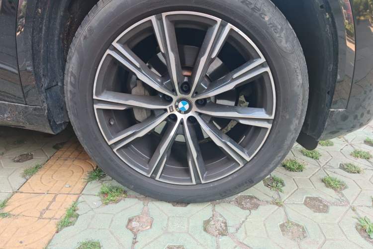 Used BMW X5 2022 Restyled xDrive 30Li Luxury Version M Sport Package Right Front Wheel Hub