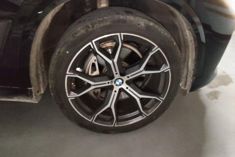 Used BMW X5 2022 xDrive 40Li M Sport Package Right Front Wheel Hub