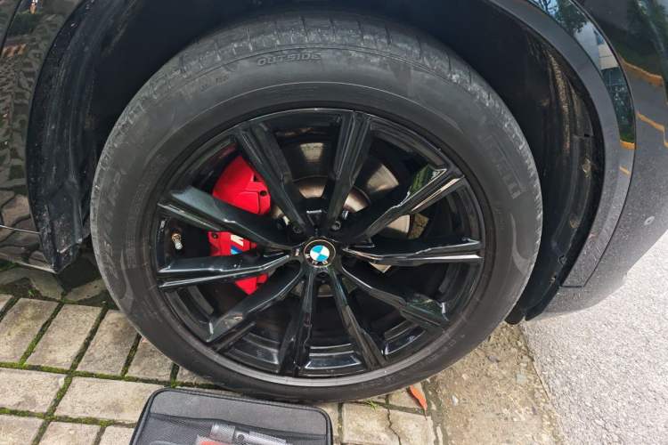 Used BMW X5 2022 Restyled xDrive 30Li Luxury Version M Sport Package Right Front Wheel Hub