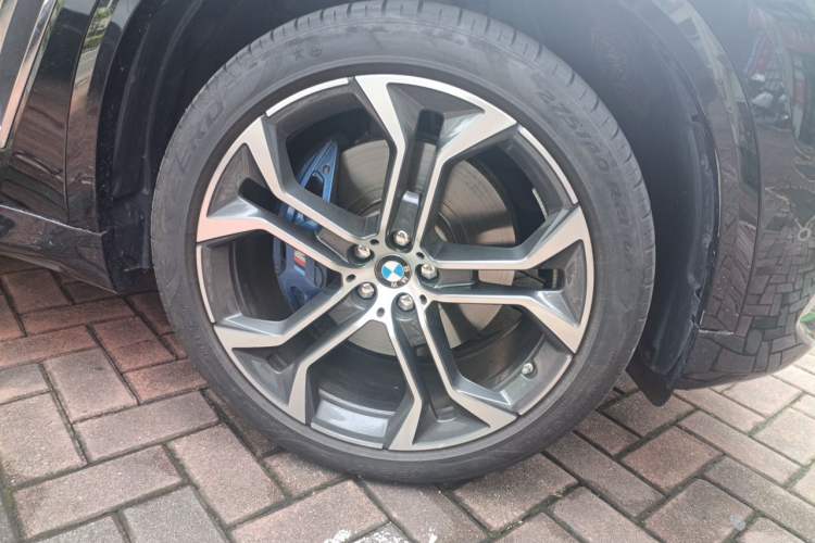 Used BMW X5 2022 xDrive 40Li Luxury Edition M Sport Package Right Front Wheel Hub