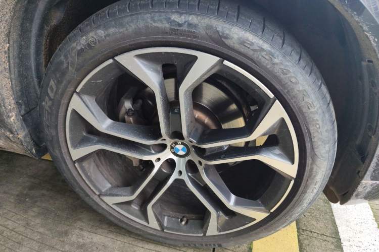Used BMW X5 2022 Restyled xDrive 30Li Luxury Version M Sport Package Right Front Wheel Hub