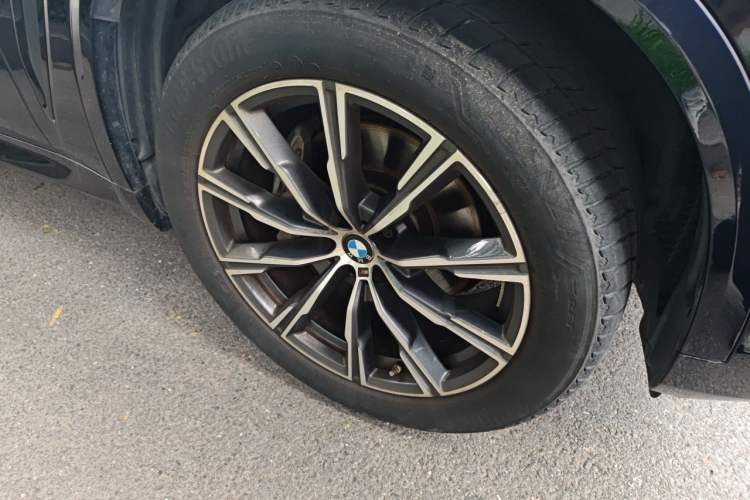 Used BMW X5 2022 xDrive40i M Sport Package Right Front Wheel Hub