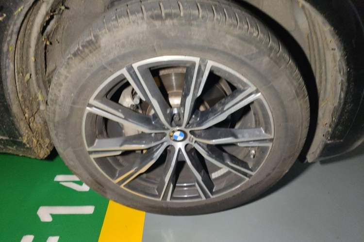 Used BMW X5 2022 Restyled xDrive 30Li Luxury Version M Sport Package Right Front Wheel Hub