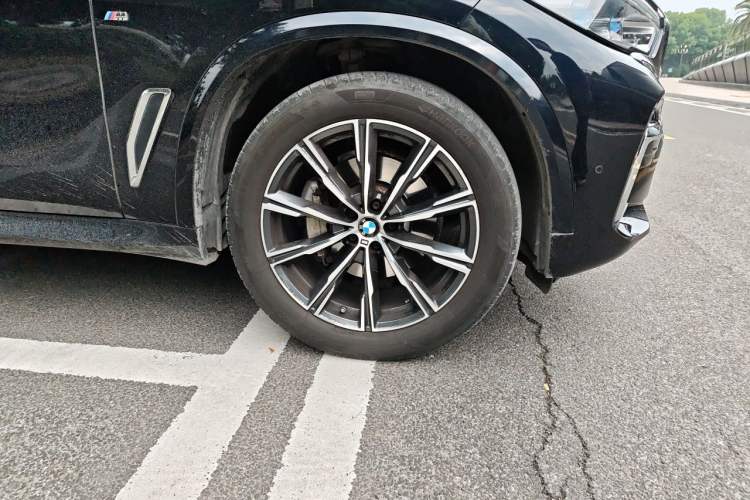 Used BMW X5 2022 Restyled xDrive 30Li Luxury Version M Sport Package Right Front Wheel Hub