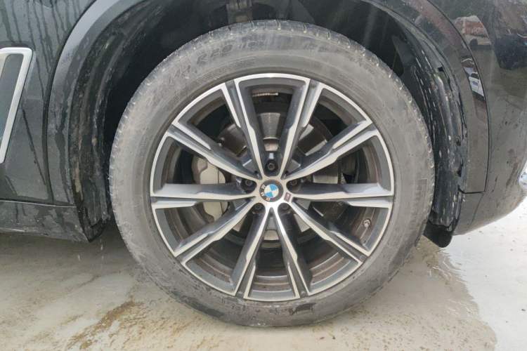 Used BMW X5 2022 Restyled xDrive 30Li Luxury Version M Sport Package Right Front Wheel Hub