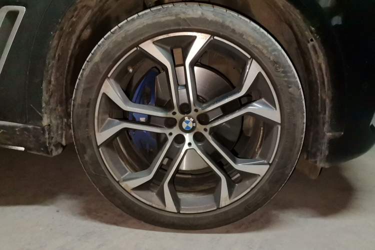 Used BMW X5 2022 Restyled xDrive 40Li Luxury Edition M Sport Package Right Front Wheel Hub