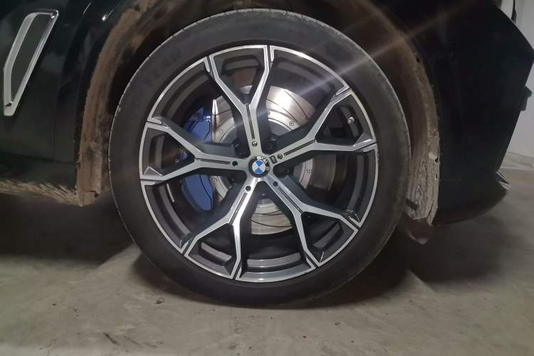 Used BMW X5 2022 xDrive 40Li M Sport Package Right Front Wheel Hub