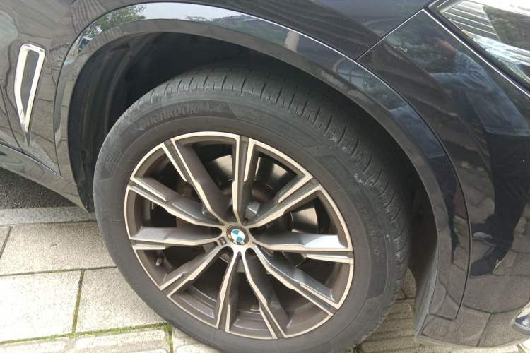 Used BMW X5 2022 xDrive 30Li M Sport Package Right Front Wheel Hub