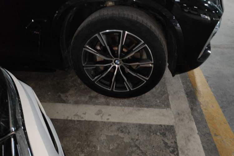Used BMW X5 2022 xDrive 30Li M Sport Package Right Front Wheel Hub