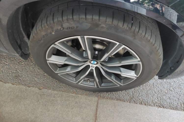 Used BMW X5 2022 Restyled xDrive 30Li Luxury Version M Sport Package Right Front Wheel Hub