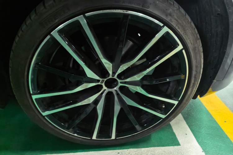 Used BMW X5 2022 xDrive 40Li M Sport Package Right Front Wheel Hub