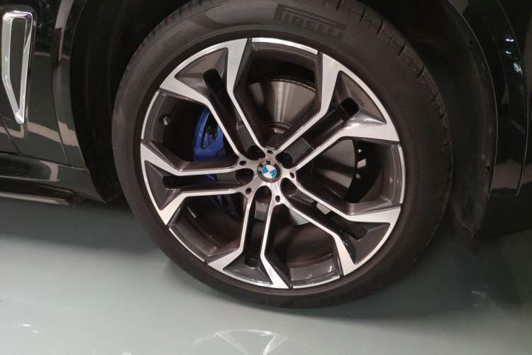 Used BMW X5 2022 Restyled xDrive 40Li Luxury Edition M Sport Package Right Front Wheel Hub