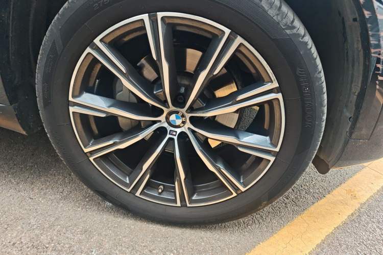 Used BMW X5 2022 Restyled xDrive 30Li Luxury Version M Sport Package Right Front Wheel Hub