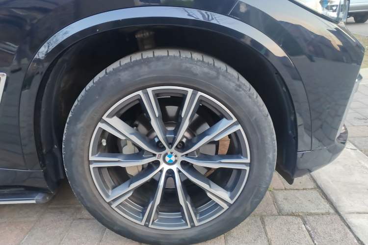 Used BMW X5 2022 xDrive 30Li Luxury M Sport Package Right Front Wheel Hub